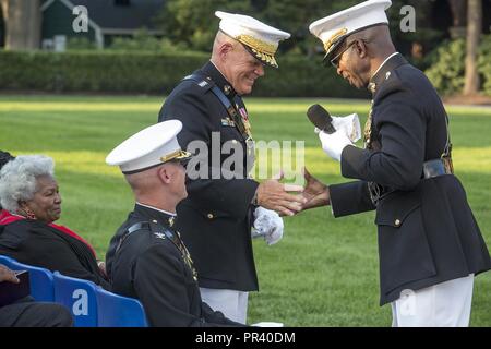 Il tenente gen. Ronald L. Bailey, vice comandante, piani, politiche e operazioni, passa una sfida moneta per il Comandante del Marine Corps, Gen. Robert B. Neller, durante una cerimonia di pensionamento per Bailey a Marino nelle caserme di Washington D.C., Luglio, 31, 2017. Sfida le monete in euro sono coniate monete militari risalenti alla Prima Guerra Mondiale queste monete sono stampate con una unità di insegne e un comandante della billetta e sono spesso dato ai membri di servizio per migliorare il morale e onore servizio. Foto Stock