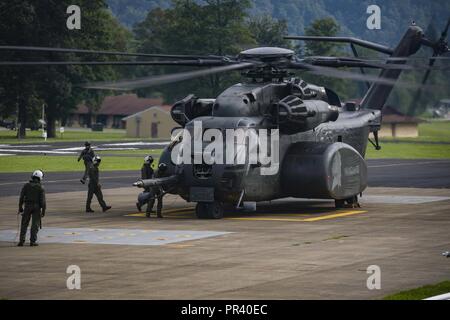 DAWSON, W. Va. (Luglio 27, 2017) velisti assegnati alla miniera di elicottero contromisure Squadron (HM) 14 preparare per il lancio di un MH-53 elicottero dal volo di linea. Lo squadrone visitato Camp Dawson esercito nazionale Guard Facility per condurre una quattro giorni di antenna terreno montuoso familiarizzazione della formazione. Foto Stock