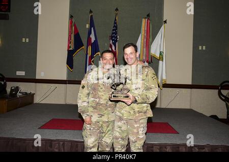 Il Mag. Gen. Ryan F. Gonsalves, comandante generale, 4a divisione di fanteria e Fort Carson, presenta il Brig. Gen. Christopher T. Donahue, vice comandante generale, quarto Inf. Div. e Fort Carson, un memento durante Donahue di ritiro cerimonia in occasione della quarta Inf. Div. sede Luglio 26. Foto Stock