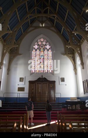 Marines con il trentunesimo Marine Expeditionary Unit tour una sala all'interno di Brisbane Grammar School di Brisbane, Queensland, Australia, 31 luglio 2017. Marines e marinai ha visitato la scuola nel corso di una recente visita porta a Brisbane per parlare con gli studenti sulla cultura americana e della vita militare. Visite di porta sono un tempo per Marines e marinai per rilassarsi durante il MEU costantemente-distribuzione programmata in tutto il Indo-Asia-regione del Pacifico. Foto Stock