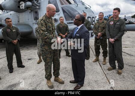 Stati Uniti Marine Col. Michael V. Samarov, a sinistra il comandante della Special Purpose Marine Air-Ground Task Force - Comando Sud, presenta Todd Robinson, U.S. Ambasciatore della Repubblica del Guatemala, con un SPMAGTF-SC moneta durante una giornata media presso La Aurora dall'Aeroporto Internazionale di Città del Guatemala, Guatemala, luglio 31, 2017. Su invito del governo guatemalteco, i Marines ha accolto con favore i media locali per tour due CH-53E, incontrare gli equipaggi e domande sul campo con il comandante di SPMAGTF-SC. I marines e elicotteri di ACE sarà basato a Retalhuleu, Guatemala, per la successiva th Foto Stock