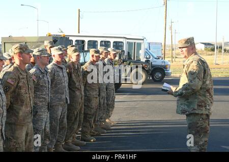 Stati Uniti Esercito di soldati di riserva assegnata al 317ingegnere società di costruzioni, Line up per la formazione di mattina prima di recarvi presso il Blackfeet Indian Reservation vicino a Browning, Mont., 30 luglio 2017. La 317ECC a cui è assegnato il 863rd Engineer brigata, Teatro 416th Engineer comando, allo Homewood, IL, ha trascorso due mesi in nord-ovest Montana di costruire strade per la popolazione locale per lo scopo della missione essenziale di formazione e di aiutare la comunità locale. Foto Stock