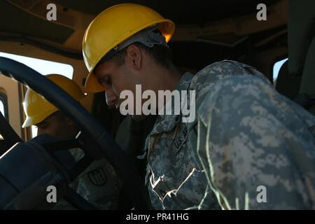 Stati Uniti Esercito di soldati di riserva assegnata al 317ingegnere società di costruzioni, PFC. Justain romano e PFC. Gavin Reed avviare la manutenzione preventiva controlli e servizi presso i Blackfeet Indian Reservation vicino a Browning, Mont., 30 luglio 2017. La 317ECC a cui è assegnato il 863rd Engineer brigata, Teatro 416th Engineer comando, allo Homewood, IL, ha trascorso due mesi in nord-ovest Montana di costruire strade per la popolazione locale per lo scopo della missione essenziale di formazione e di aiutare la comunità locale. Foto Stock