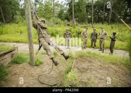 Stati Uniti Marines e British Royal Marine Commando guarda come una recluta della società Eco, 2a reclutare battaglione di formazione, oscilla su una fune su un combattimento endurance corso Luglio 29, 2017, sull isola di Parris, S.C. I leader del commando Training Center Royal Marines visitato Parris Island a guardare come U.S. Le reclute Marine sono addestrati. Foto Stock