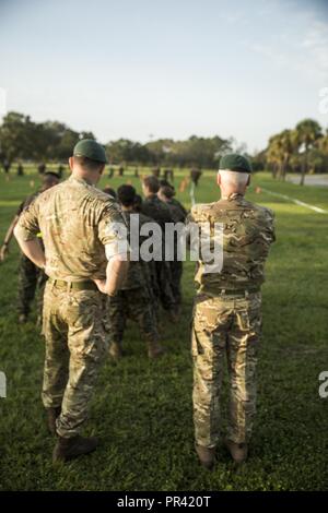 British Royal Marine Commando guarda come reclute della società di Oscar, 4a reclutare battaglione di formazione, eseguire la manovra-sotto-porzione di fuoco di un combattimento fitness test Luglio 29, 2017, sull isola di Parris, S.C. I leader del commando Training Center Royal Marines visitato Parris Island a guardare come U.S. Le reclute Marine sono addestrati. Foto Stock