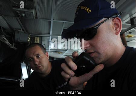 Coast Guard Lt. Jason Himsey staffs il ponte del guardacoste Tampa, ancorato vicino al Canale di Panama, Colón, Panama, 27 luglio 2017. Il USCGC Tampa è un mezzo endurance homeported fresa a Portsmouth, Virginia, e capace di una varietà di applicazione della legge le missioni. Coast Guard Foto Stock