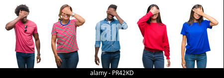 Composizione di African American, Ispanico e il gruppo cinese di persone isolate su sfondo bianco di sorridere e ridere con la mano sulla faccia e copertura Foto Stock