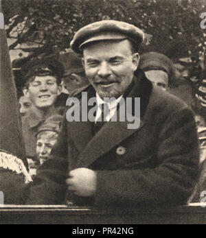 Vladimir Ilyich Ulyanov Lenin nella Piazza Rossa di Mosca, 1 maggio 1919 Foto Stock