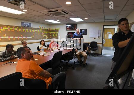 Cintura verde di professionisti e di un gruppo di esperti in materia di raccogliere per trovare modi per ridurre la quantità di rifiuti entro il cinquantunesimo delle forze di sicurezza Squadron arruolato report delle prestazioni di processo, Osan Air Base, Repubblica di Corea, Agosto 25, 2017. La cintura verde programma consente al personale di individuare i problemi e ridurre i rifiuti all'interno di un centro di lavoro attraverso una fase di otto problema pratico metodo di risoluzione. Il programma è solo uno dei tanti impostato in posizione per aiutare la forza aerea e i suoi membri a concentrarsi sulla missione e incoraggiare una cultura dell'innovazione. Foto Stock