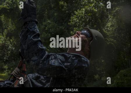 Un U.S. Naval ROTC Guardiamarina rappels giù una parete durante la carriera orientato alla formazione per aspiranti guardiamarina (CORTRAMID) Marine settimana, Camp Lejeune, N.C., 25 luglio 2017. Lo scopo di CORTRAMID è quello di esporre gli studenti alle opportunità nella flotta forze Marine e generare un interesse in un Marine Corps commissione. Foto Stock