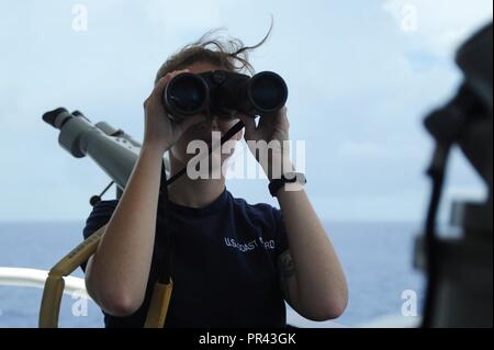 Coast Guard Petty Officer di terza classe di pagina di Elizabeth mans il belvedere sulla Guardacoste Tampa, mentre in corso nell ovest del Mar dei Caraibi, 24 luglio 2017. La Tampa, un 270-piede di medie endurance taglierina, è in grado di fornire una vasta gamma di missioni, per includere la ricerca e il salvataggio e il contatore di pattuglie di farmaco. Coast Guard Foto Stock