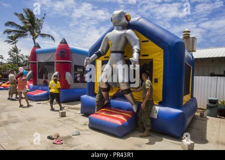 Stati Uniti Marines e Marine Corps base Hawaii volontario del personale durante l'estate Klipper Bash al Tiki Island a bordo MCB Hawaii, 28 luglio 2017. L'estate Bash è un evento annuale ospitato dal Klipper Golf a rafforzare un senso di comunità tra i residenti di MCB Hawaii. Foto Stock