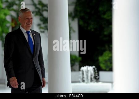 Stati Uniti Il Segretario della Difesa James N. Mattis arriva al Primo Ministro indiano Narendra Modi's residence, Nuova Delhi, India, Sett. 6, 2018. Mattis, insieme con gli Stati Uniti Il segretario di Stato Michael Pompeo, Presidente del Comune di capi di Stato Maggiore gen. Joseph F. Dunford e altri top funzionari statunitensi si sono incontrati con modi seguenti la prima MAI STATI UNITI-India 2+2 dialogo ministeriale, dove Mattis e Pompeo si sono incontrati con i loro omologhi indiani. Ministero della Difesa Foto Stock