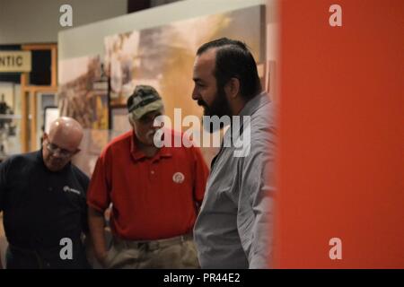 Museo educatore, Giuseppe Miechle dall'Hampton Roads Museo Navale, conduce un tour attraverso il museo della galleria. Il museo ospita un gruppo di no-profit Portco, che stabilisce un regime transitorio, sostenuto l'occupazione e la formazione professionale dei servizi per le persone con disabilità. Il museo ospita educational tour della sua galleria gratuita. A indagare, contattare il proprio Direttore Didattico, Laura Orr a Laura.L.Orr@navy.mil o al (757) 322-3108. Il museo è uno dei dieci musei della Marina che sono azionate mediante la storia navale e Patrimonio il comando, ed è co-localizzato con Nauticus in Downtown Norfolk, Virgini Foto Stock