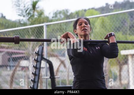 Roxanne Casinio, istruttore Semper montare divisione, Marine Corps servizi comunitari, dimostra la posizione corretta di un barbell mentre si esegue una anteriore tozzo durante una alta intensità di addestramento tattico (Hitt) Classe A 43 Area Centro Fitness al Marine Corps base Camp Pendleton, California, Sett. 6, 2018. Questa classe è stata la prima classe di HITT per incorporare istruzioni su entrambi squatting e deadlifting. Foto Stock