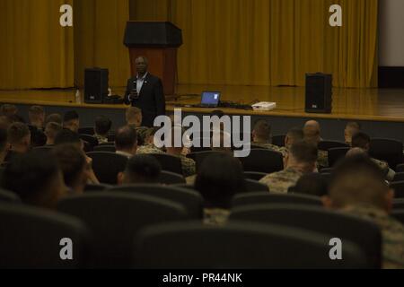 Ritirato Lt. Gen. Ronald Bailey Jr parla di Marines e marinai sett. 6, 2018, durante una perseverante anche se prove evento speciale al Camp Foster Theatre, Okinawa, in Giappone. Bailey ha parlato di come i valori fondamentali sono la base di un leader. Quando una persona vive di tutte le espansioni del nucleo di valori, che li rende un grande leader, ma il leader è efficace solo quando si hanno persone che con loro. Foto Stock