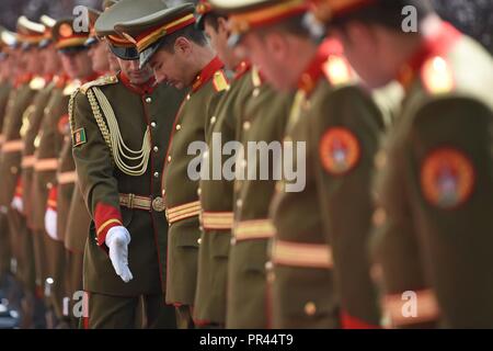 Le truppe afghane prepararsi all'arrivo di U.S. Il Segretario della Difesa James N. Mattis presso la Afghan presidenziali ufficio edificio, Kabul, Afghanistan, Sett. 7, 2018. Mattis incontrato afgane e membri della coalizione durante la prima visita inaspettata per il paese. Foto Stock