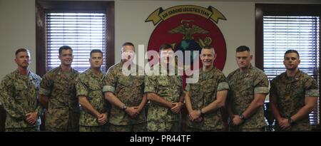 Brig. Gen. Stephen M. Neary, comandante generale della II Marine Expeditionary Brigade e Adm posteriore. Giovanni Brad Skillman, comandante di Expeditionary Strike gruppo 2, stand con i capi di Stato e di governo di la barra o il pulsante MEB Skillman durante la visita a Camp Lejeune, N.C., Sett. 6, 2018. Skillman sta visitando i Marines e marinai della II MEB per continuare a rafforzare i rapporti di partenariato e di future operazioni tra la barra o il pulsante MEB e ESG2. Foto Stock