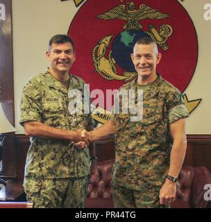 Brig. Gen. Stephen M. Neary, comandante generale della II Marine Expeditionary Brigade, accoglie Adm posteriore. Giovanni Brad Skillman, comandante di Expeditionary Strike gruppo 2, a Camp Lejeune, N.C., Sett. 6, 2018. Skillman sta visitando i Marines e marinai della II MEB per continuare a rafforzare i rapporti di partenariato e di future operazioni tra la barra o il pulsante MEB e ESG2. Foto Stock