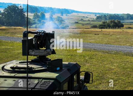 I soldati del cielo da destinato Company, 2° Battaglione, 503rd Reggimento di Fanteria cotto a bersagli nemici usando un montato MK19 Lanciagranate in Grafenwoehr, Germania 5 Settembre 2018 durante la sciabola di svincolo 18. Esercizio Saber 18 di giunzione è un U.S. Esercito Europa-diretto esercizio inteso a valutare la disponibilità degli Stati Uniti Dell'esercito 173rd Airborne brigata per eseguire unified operazioni di terra in un giunto, combinata ambiente e di promuovere l'interoperabilità con la partecipazione di alleati e partner delle nazioni. Foto Stock