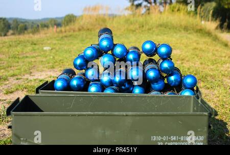 I soldati del cielo da destinato Company, 2° Battaglione, 503rd Reggimento di Fanteria cotto a bersagli nemici usando un montato MK19 Lanciagranate in Grafenwoehr, Germania 5 Settembre 2018 durante la sciabola di svincolo 18. Esercizio Saber 18 di giunzione è un U.S. Esercito Europa-diretto esercizio inteso a valutare la disponibilità degli Stati Uniti Dell'esercito 173rd Airborne brigata per eseguire unified operazioni di terra in un giunto, combinata ambiente e di promuovere l'interoperabilità con la partecipazione di alleati e partner delle nazioni. Foto Stock