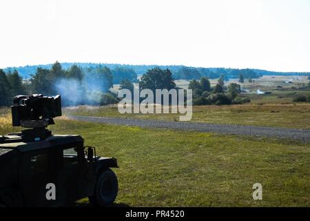 I soldati del cielo da destinato Company, 2° Battaglione, 503rd Reggimento di Fanteria cotto a bersagli nemici usando un montato MK19 Lanciagranate in Grafenwoehr, Germania 5 Settembre 2018 durante la sciabola di svincolo 18. Esercizio Saber 18 di giunzione è un U.S. Esercito Europa-diretto esercizio inteso a valutare la disponibilità degli Stati Uniti Dell'esercito 173rd Airborne brigata per eseguire unified operazioni di terra in un giunto, combinata ambiente e di promuovere l'interoperabilità con la partecipazione di alleati e partner delle nazioni. Foto Stock