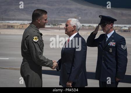 Vice Presidente Mike Pence è accolto da Brig. Gen. Robert Novotny, 57th Wing Commander, arrivando a Nellis Air Force Base in Nevada, Sett. 7, 2018. Al momento dello sbarco, Novotny e altri leader di base scortato pence per la Flightline per conversare con gli avieri. Foto Stock