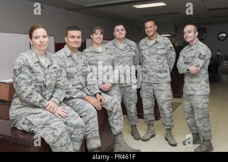 Airman assegnato al 167° Airlift Wing comptroller del volo, il personale Sgt. Valerie Riggleman, Master Sgt. Jonathan Britton, Master Sgt. Brooke Tusing, 1Lt. Aaron Hansrote, Staff Sgt. Luis Morello e Tech. Sgt. Bryan Turner hanno servito come agenti pagatori sul parafango è bi-volo settimanale per il Niger, Africa. L'ala ha iniziato la routine missioni in luglio, il trasporto di materiali di consumo e attrezzature per la Nigerian Air Base 101 a Niamey, Niger. Foto Stock