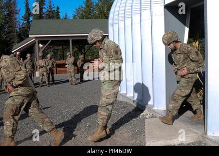 Paracadutisti dalla quarta brigata di fanteria combattere Team (airborne), XXV divisione di fanteria, U.S. Esercito Alaska condotta corretta esce durante il basic airborne addestramento di aggiornamento sett. 7, 2018 a base comune Elmendorf-Richardson. Soldati trascorrere molte ore a imparare la corretta forma di uscita di un aeromobile durante le operazioni di volo. Foto Stock