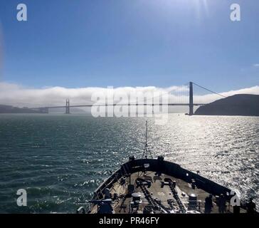 FRANCISCO (sett. 7, 2018) il sommergibile offerta USS Emory S. Land (come 39) vapori vicino al Golden Gate Bridge di San Francisco, California, Sett. 7, 2018. La terra è di lasciare la California dopo 3 mesi di manutenzione programmata disponibilità al mare Isola Dry-Dock in Vallejo, Calif. Offerte sottomarino di fornire servizi di manutenzione, hotel servizi e supporto logistico per i sommergibili e navi di superficie negli Stati Uniti La quinta e la settima flotta zone di operazione. Foto Stock