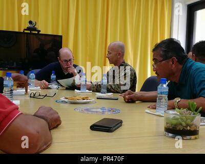 ROTA, Repubblica della Mariana Islands settentrionale - Marine Corps Col. Robert "Bams" Brodie, 31 Marine Expeditionary Unit comandante, discute il supporto della difesa delle autorità civili con l'on. Efraim Atalig, sindaco di Rota e i rappresentanti del governo federale Emergency Management Agency durante un incontro presso il locale ufficio del governo, Sett. 11, 2018. I membri del servizio dal comando Indo-pacifico stanno fornendo il Dipartimento della Difesa supportano la FEMA, e lavorando con Guam e Repubblica della Mariana Islands settentrionale' civile e funzionari locali per il Tifone Mangkhut gli sforzi di recupero. Foto Stock