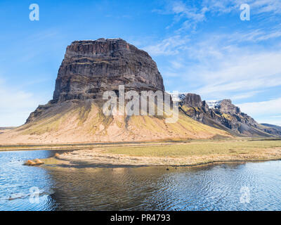 La montagna Lomagnupur nel sud dell'Islanda, che può essere visto dall'Islanda Ring Road. Foto Stock