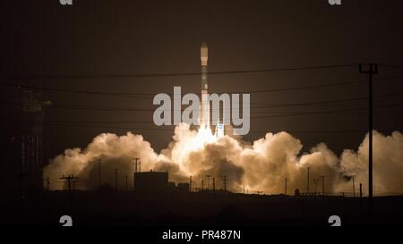 Un regno lancio Alliance (ULA) razzo delta II che porta la NASA's Ice, Cloud e terra via satellite di elevazione-2 (ICESat-2) Navicella sollevata da Space Launch Complex-2 sul Sett. 15 a 6:02 a.m. La PDT. Questo segna la missione finale del razzo Delta II che prima ha lanciato nel febbraio 14, 1989, e ha lanciato 155 volte compresi ICESat-2. Foto Stock