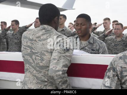 Un U.S. Air Force portano il team si muove casi di trasferimento contenente eventuali resti del servizio non identificato i membri durante un onorevole portano a Offutt Air Force Base (AFB), Nebraska, Sett. 13, 2018. Il contenuto dei casi, recentemente rimpatriati dalla Germania e Francia, sarà trasportato alla difesa POW/MIA Agenzia Contabilità laboratorio a Offutt AFB di identificazione. Foto Stock