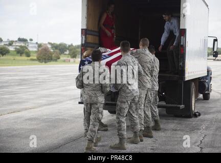 Un U.S. Air Force portano il team si muove casi di trasferimento contenente eventuali resti del servizio non identificato i membri durante un onorevole portano a Offutt Air Force Base (AFB), Nebraska, Sett. 13, 2018. Il contenuto dei casi, recentemente rimpatriati dalla Germania e Francia, sarà trasportato alla difesa POW/MIA Agenzia Contabilità laboratorio a Offutt AFB di identificazione. Foto Stock