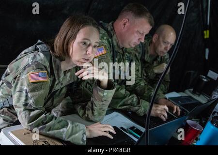 West Virginia Guardia Nazionale CBRNE Enhanced Response Force Package (CERFP) i soldati lavoro nel posto di comando durante una valutazione esterna, tracking informazioni pertinenti dell'immagine operativa il 7 settembre 8, 2018 a Camp Dawson, W.Va. Il WVNG dell'esercito tra le agenzie di formazione e di istruzione centro unità condotte valutazioni di fattibilità per West Virginia e Massachusetts National Guard CERFP del team su ricerca ed estrazione, decontaminazione, assistenza CBRNE elemento di supporto e la proliferazione delle armi di distruzione di massa il comando post scenari che coinvolgono le forze dell'ordine locali e di altri enti civili. Foto Stock