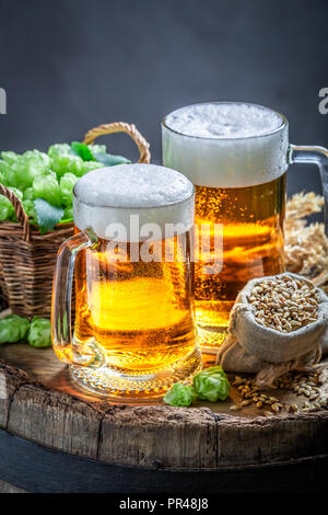 A freddo due pinte di birra in barile di legno Foto Stock