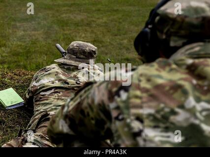 Sky Soldier Cecchini dal HHC, 2° Battaglione, 503rd Reggimento di Fanteria impegnata in obiettivi di Grafenwoehr, Germania 6 Settembre 2018 durante la sciabola di svincolo 18. Esercizio Saber 18 di giunzione è un U.S. Esercito Europa-diretto esercizio inteso a valutare la disponibilità degli Stati Uniti Dell'esercito 173rd Airborne brigata per eseguire unified operazioni di terra in un giunto, combinata ambiente e di promuovere l'interoperabilità con la partecipazione di alleati e partner delle nazioni. Foto Stock