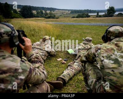 Sky Soldier Cecchini dal HHC, 2° Battaglione, 503rd Reggimento di Fanteria impegnata in obiettivi di Grafenwoehr, Germania 6 Settembre 2018 durante la sciabola di svincolo 18. Esercizio Saber 18 di giunzione è un U.S. Esercito Europa-diretto esercizio inteso a valutare la disponibilità degli Stati Uniti Dell'esercito 173rd Airborne brigata per eseguire unified operazioni di terra in un giunto, combinata ambiente e di promuovere l'interoperabilità con la partecipazione di alleati e partner delle nazioni. Foto Stock