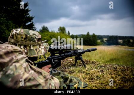 Sky Soldier Cecchini dal HHC, 2° Battaglione, 503rd Reggimento di Fanteria impegnata in obiettivi di Grafenwoehr, Germania 6 Settembre 2018 durante la sciabola di svincolo 18. Esercizio Saber 18 di giunzione è un U.S. Esercito Europa-diretto esercizio inteso a valutare la disponibilità degli Stati Uniti Dell'esercito 173rd Airborne brigata per eseguire unified operazioni di terra in un giunto, combinata ambiente e di promuovere l'interoperabilità con la partecipazione di alleati e partner delle nazioni. Foto Stock