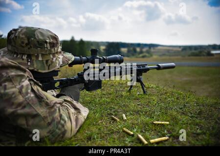 Sky Soldier Cecchini dal HHC, 2° Battaglione, 503rd Reggimento di Fanteria impegnata in obiettivi di Grafenwoehr, Germania 6 Settembre 2018 durante la sciabola di svincolo 18. Esercizio Saber 18 di giunzione è un U.S. Esercito Europa-diretto esercizio inteso a valutare la disponibilità degli Stati Uniti Dell'esercito 173rd Airborne brigata per eseguire unified operazioni di terra in un giunto, combinata ambiente e di promuovere l'interoperabilità con la partecipazione di alleati e partner delle nazioni. Foto Stock