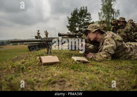 Sky Soldier Cecchini dal HHC, 2° Battaglione, 503rd Reggimento di Fanteria impegnata in obiettivi di Grafenwoehr, Germania 6 Settembre 2018 durante la sciabola di svincolo 18. Esercizio Saber 18 di giunzione è un U.S. Esercito Europa-diretto esercizio inteso a valutare la disponibilità degli Stati Uniti Dell'esercito 173rd Airborne brigata per eseguire unified operazioni di terra in un giunto, combinata ambiente e di promuovere l'interoperabilità con la partecipazione di alleati e partner delle nazioni. Foto Stock