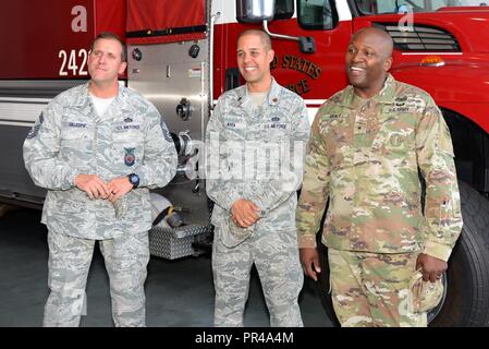 Stati Uniti Esercito Brig. Gen. Jemal J. Beale, l aiutante generale del New Jersey e il comando Sgt. Il Mag. Caparra Williams, membro del comando Sgt. Il Mag. dell'esercito NJ Guardia nazionale, visitare il 177th Fighter Wing, New Jersey Air National Guard, Sett. 6, 2018 nel porto di uovo Twp., N.J. La loro visita comprendeva fermate presso il 227th aria supportano operazioni squadrone, 177th Vigili del Fuoco, gruppo Manutenzione e operazioni gruppo, insieme con il tour della 177 FW aerospaziale avviso di controllo impianto e l'eliminazione degli ordigni esplosivi shop. Foto Stock