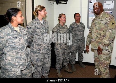 Stati Uniti Esercito Brig. Gen. Jemal J. Beale, l aiutante generale del New Jersey e il comando Sgt. Il Mag. Caparra Williams, membro del comando Sgt. Il Mag. dell'esercito NJ Guardia nazionale, visitare il 177th Fighter Wing, New Jersey Air National Guard, Sett. 6, 2018 nel porto di uovo Twp., N.J. La loro visita comprendeva fermate presso il 227th aria supportano operazioni squadrone, 177th Vigili del Fuoco, gruppo Manutenzione e operazioni gruppo, insieme con il tour della 177 FW aerospaziale avviso di controllo impianto e l'eliminazione degli ordigni esplosivi shop. Foto Stock