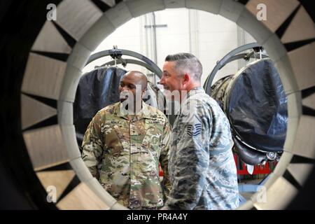 Stati Uniti Esercito Brig. Gen. Jemal J. Beale, l aiutante generale del New Jersey e il comando Sgt. Il Mag. Caparra Williams, membro del comando Sgt. Il Mag. dell'esercito NJ Guardia nazionale, visitare il 177th Fighter Wing, New Jersey Air National Guard, Sett. 6, 2018 nel porto di uovo Twp., N.J. La loro visita comprendeva fermate presso il 227th aria supportano operazioni squadrone, 177th Vigili del Fuoco, gruppo Manutenzione e operazioni gruppo, insieme con il tour della 177 FW aerospaziale avviso di controllo impianto e l'eliminazione degli ordigni esplosivi shop. Foto Stock