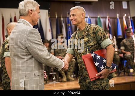 Marine in pensione gen. James F. Amos, 35th Comandante del Marine Corps, scuote la mano del tenente Gen. Rex C. McMillian, comandante uscente della forza Marine Riserva e forze marine a nord, al Marine Corps il meccanismo di sostegno di New Orleans, Sett. 8, 2018. Amos è stato il ritiro ufficiale per McMillian, che ha servito quasi 40 anni di Marine Corps. Foto Stock