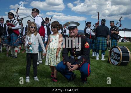 Stati Uniti Marine Corps Cpl. Kenneth Schweizer, un corno francese di strumentista con la prima divisione Marine Band, posa per una foto al annuale quarantaduesima Longs Peak Highland Festival di Estes Park, COLORADO, Sett. 7, 2018. Il festival celebra scozzesi e irlandesi di patrimonio attraverso una varietà di tradizionali i giochi atletici, giostre competizioni, la musica e la danza. Foto Stock