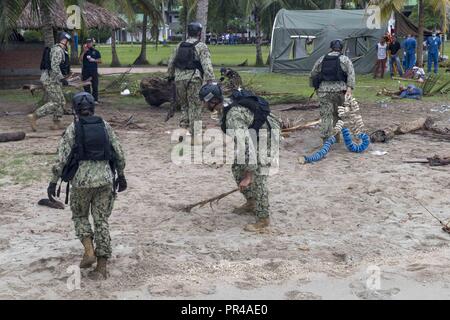 CARTAGENA, Colombia (sett. 8, 2018) marinai con una landing craft utility (LCU) attaccato al gruppo Beachmaster 2 preparare una spiaggia per lo sbarco a Cartagena, Colombia per un aiuto umanitario esercitazione durante UNITAS 2018. UNITAS è un annuale esercizio internazionale negli Stati Uniti Comando Sud area di responsabilità in cui nazioni partner partecipano a scambi di multinazionali per migliorare l'interoperabilità, aumentare la stabilità regionale e creare e mantenere relazioni a livello regionale con i paesi di tutta la regione attraverso il giunto, multinazionale e interagenzie di scambi e di cooperazione. Foto Stock