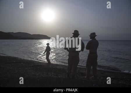 Gibuti (sett. 8, 2018) Cpl. Vanessa Hernandez, Cpl. Joshua Agreda e Marine Sgt. Richard Gastelum, assegnato al comando elemento, xiii Marine Expeditionary Unit, esplorare la spiaggia dopo l'impostazione di camp mentre partecipa nel teatro di combattimento anfibio le prove (TACR) 18. Guidato da Naval Amphibious vigore, Task Force 51/5th Marine Expeditionary Brigade, TACR integra U.S. Navy e Marine Corps patrimonio alla pratica e provare una gamma di combattimento critico-relative capacità disponibili negli Stati Uniti. Comando centrale, sia a galla e a riva, a promuovere la stabilità e la sicurezza nella regione. Stati Uniti Quinta Flotta un Foto Stock