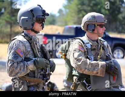 Il personale Sgt. Darin McMahan, capo equipaggio, Bravo Company, 1° Battaglione, 168a supporto Generale di Brigata Aerea, e il tenente Col. Dan Raymond, formazione ufficiale, Operazioni speciali Distacco - Pacifico, preparatevi a caricare un CH-47 elicottero Chinook per un salto in paracadute a base comune Lewis-Mccorda, nello Stato di Washington il 7 settembre 7, 2018. Foto Stock